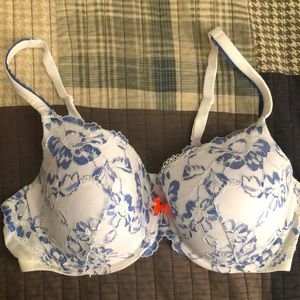 Like new Victoria’s Secret Body by Victoria perfect coverage, 38D